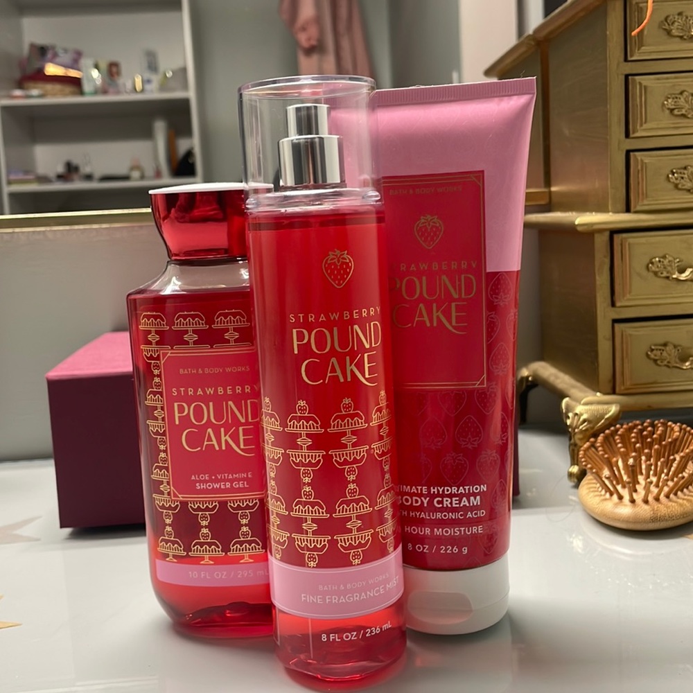 Bath and Body Works Strawberry Pound Cake Gift Set
